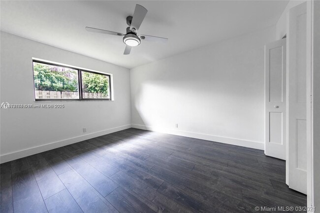 Building Photo - 1001 NW 6th Dr