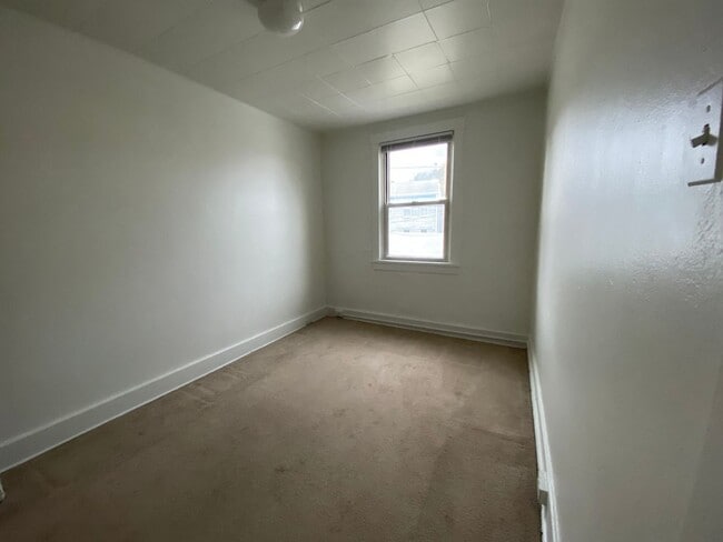 Building Photo - Available October 22, 2025, Lease will end...