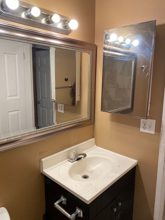 Building Photo - *Special* 2 bedroom 1 bath single story ho...
