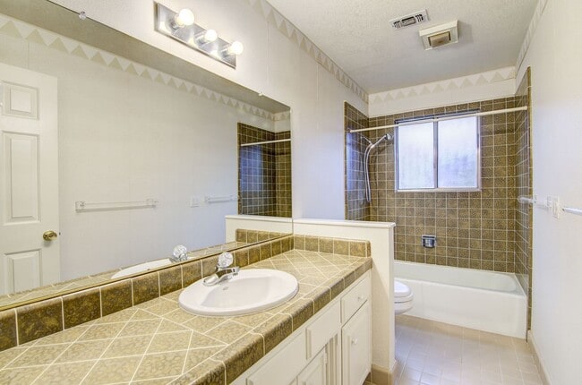 Building Photo - 5123 El Cemonte Ave