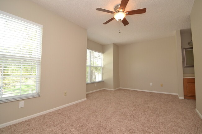 Building Photo - Beautiful 2/2.5 Winter Springs Townhome ~ Newer Paint & Flooring ~ End Unit with Pond View!