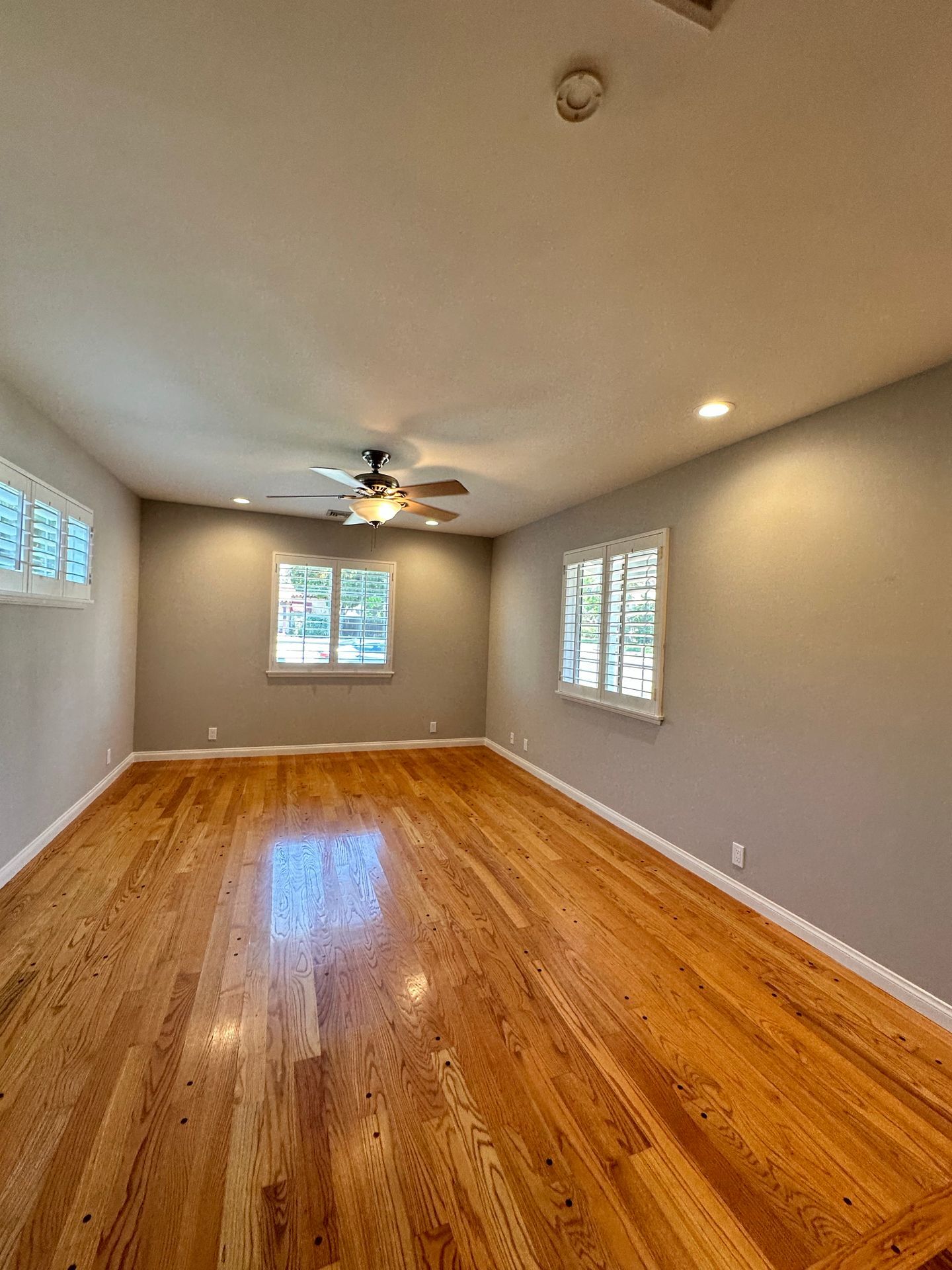 Building Photo - 9856 La Rosa Dr
