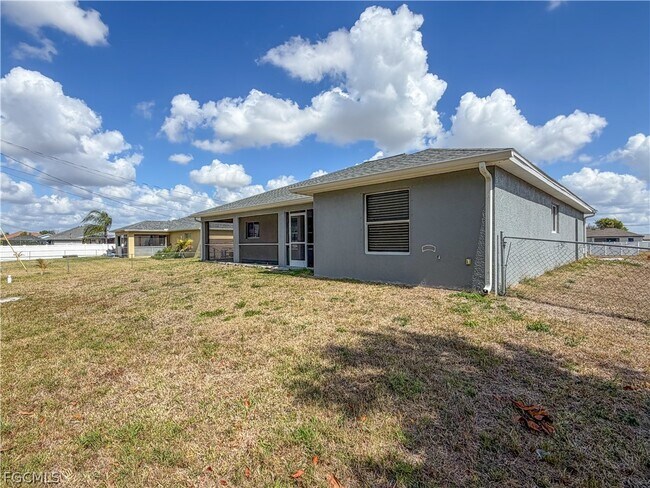 Building Photo - 906 SW 9th Ct