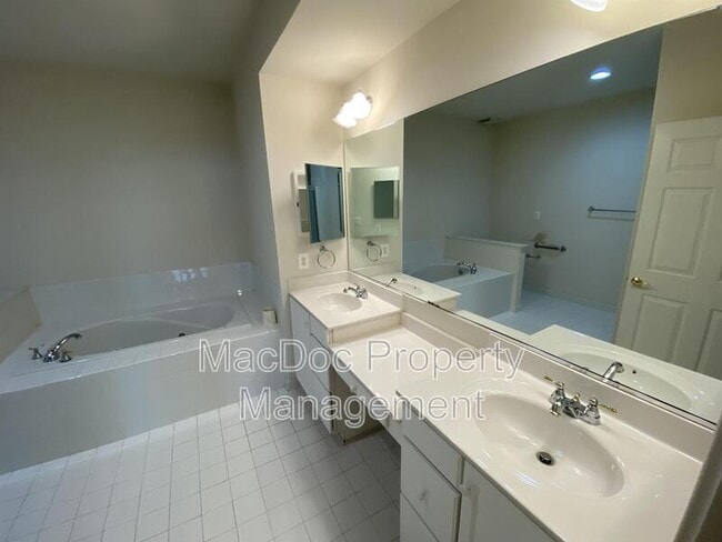 Building Photo - 1012 Maureen Dr