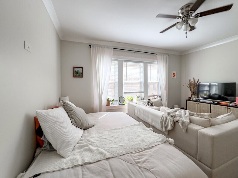 Building Photo - 648 W Roscoe St