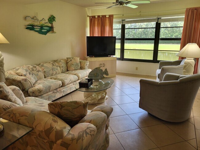 Building Photo - Welcome to Vista Plantations! An Independe...