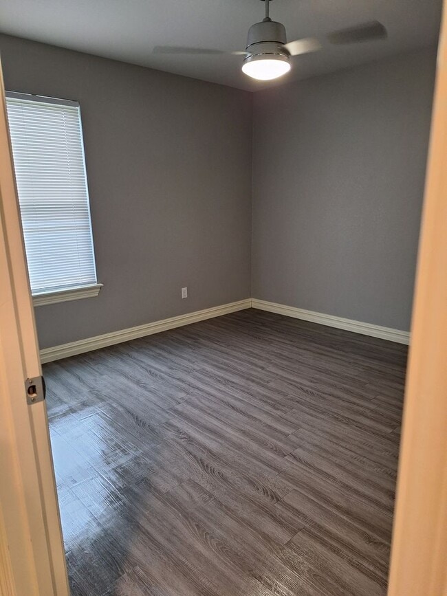 Building Photo - 3 bedroom Duplex with move in special