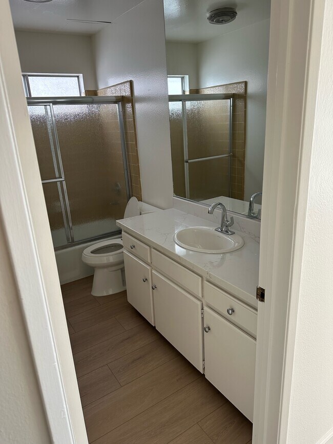 Building Photo - 836 Manhattan Ave