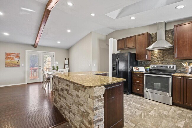 Building Photo - "Spacious 5-Bedroom Haven with 3 Full Bath...