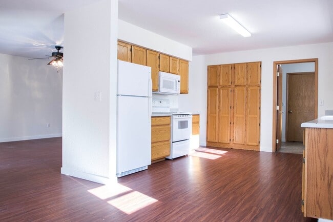 Building Photo - Ranch Style 3 Bedroom Home by Main Street Windsor!