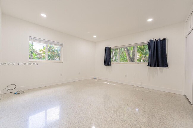 Building Photo - 580 University Dr