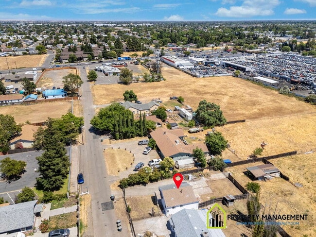 Building Photo - Charming 2-Bedroom Retreat in Sacramento – Gated w/Large yard