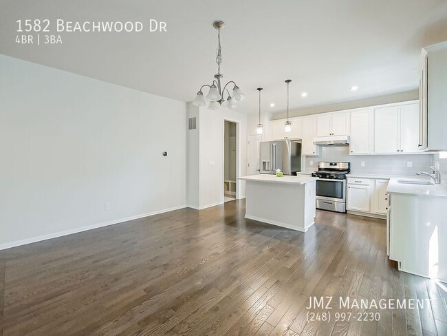 Building Photo - 1582 Beachwood Dr