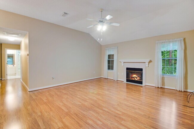 Building Photo - 366 Bay Tree Dr