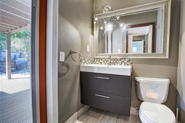 Building Photo - 2740 NE 34th St