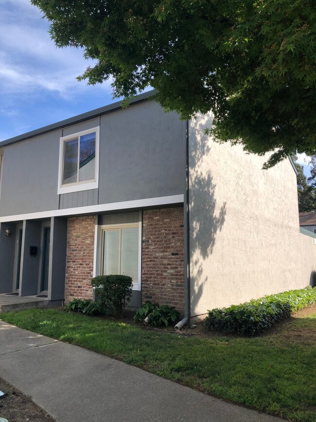 Building Photo - 3555 Northwood Dr.