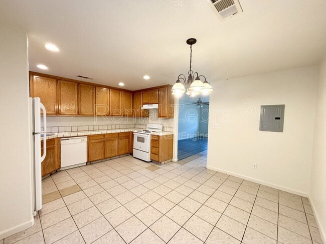 Building Photo - 936 W 13th St