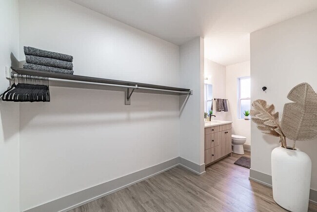 Building Photo - 3546 N Southport Ave