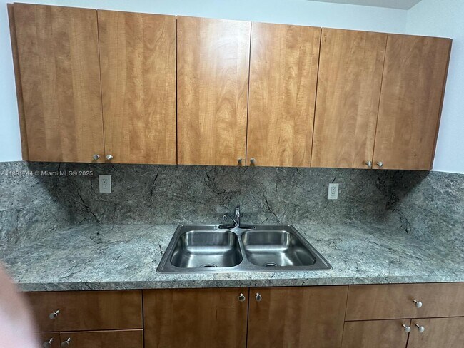 Building Photo - 1100 SW 36th Ct