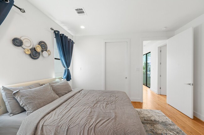 Building Photo - 2239 N MacGregor Way