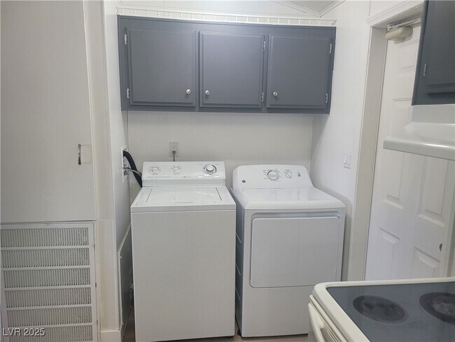 Building Photo - 1060 S Bunch St