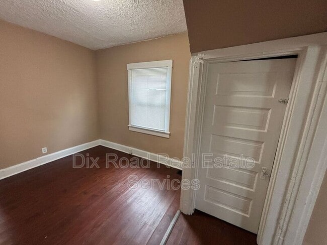 Building Photo - 209 N Grimes St