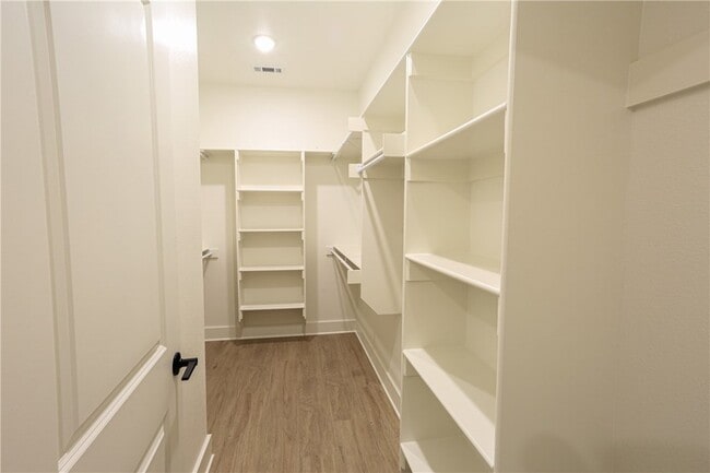 Building Photo - 970 Moksha St