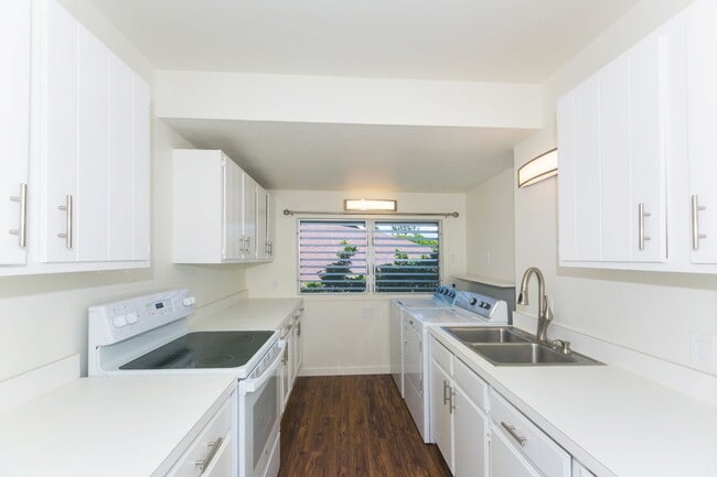 Building Photo - 4715b Kahala Ave