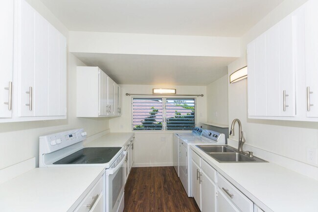 Building Photo - Kahala Avenue - renovated / upstairs 1 bedroom, 1 bath on Kahala Avenue less than 250 feet from b...