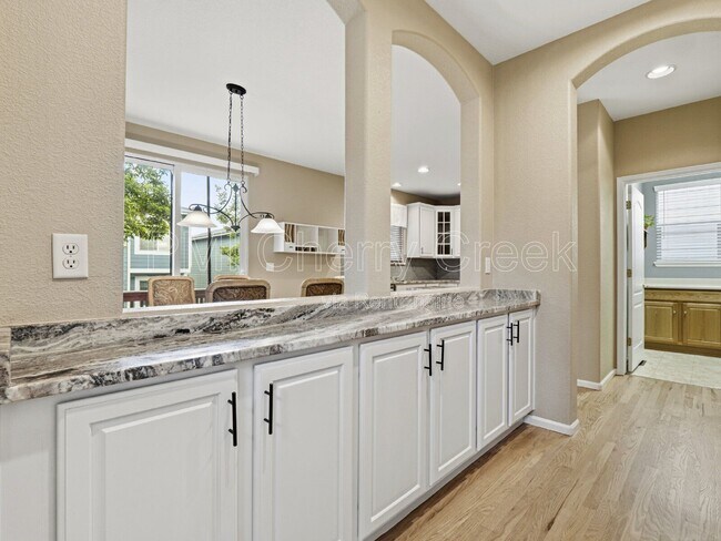 Building Photo - 10740 Southhaven Cir