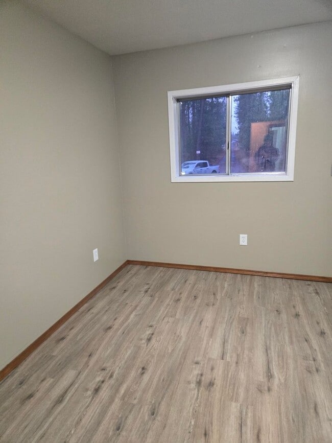 Building Photo - 2 Bedroom 1 Bath Rancher Close to Deer Park