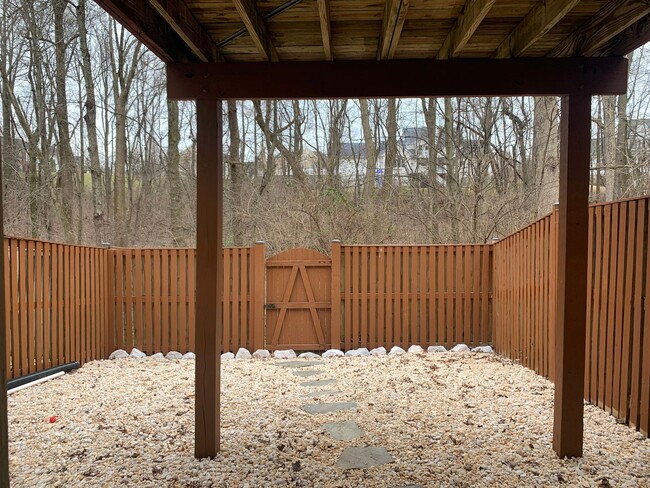 Building Photo - Spacious 3 Level Townhouse Backs to Trees