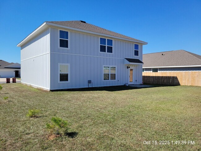Building Photo - Large Family Home in Central Crestview