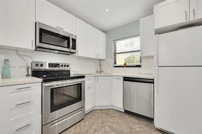 Building Photo - 2676 Carambola Cir N