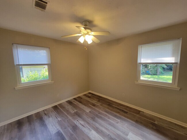 Building Photo - 225 Pecan Dr