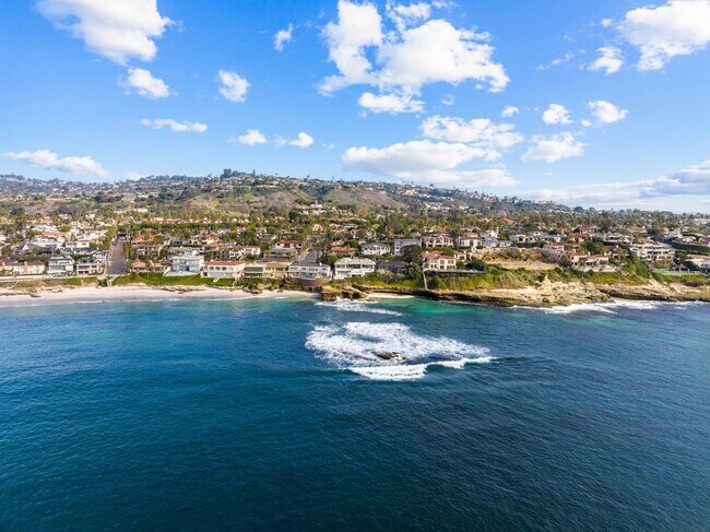 Building Photo - 2BR Coastal La Jolla Apartment | Steps to Windansea Beach