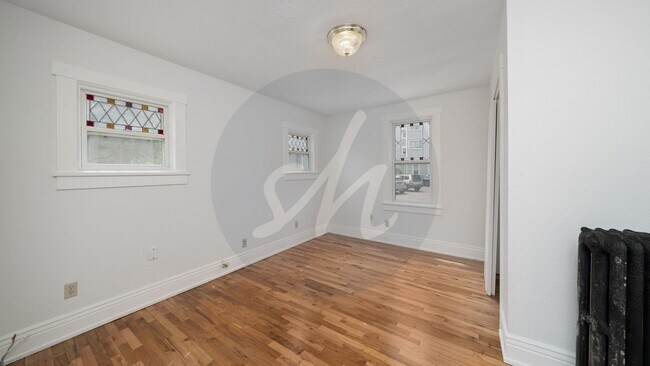 Building Photo - Updated 2-Bed Victorian Main-Floor Living with Stained Glass & Jetted Tub