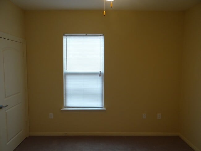 Building Photo - 770 Elgie St