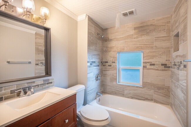 Building Photo - Charming East Austin 2BR w/ Character & Walkable Location