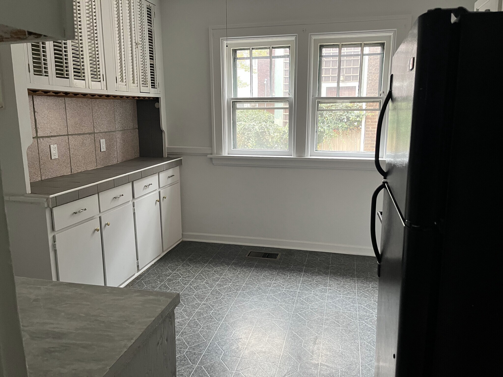 Building Photo - 911 W 9th St