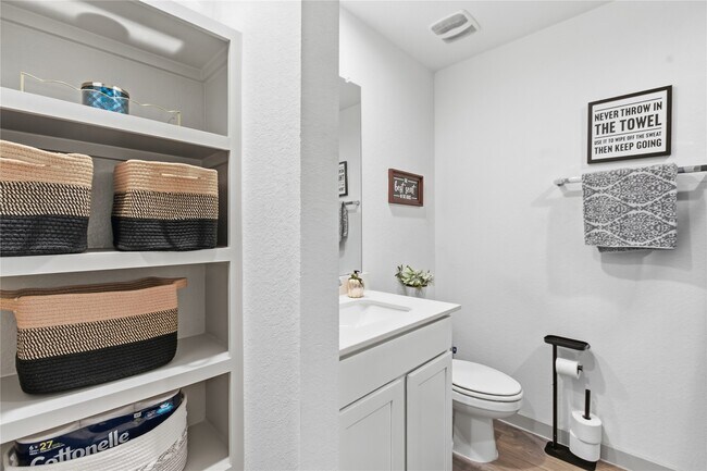 Building Photo - 130 Lk Wy Cir