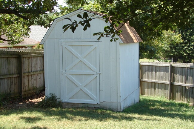 Building Photo - 1815 Nightingale Cir