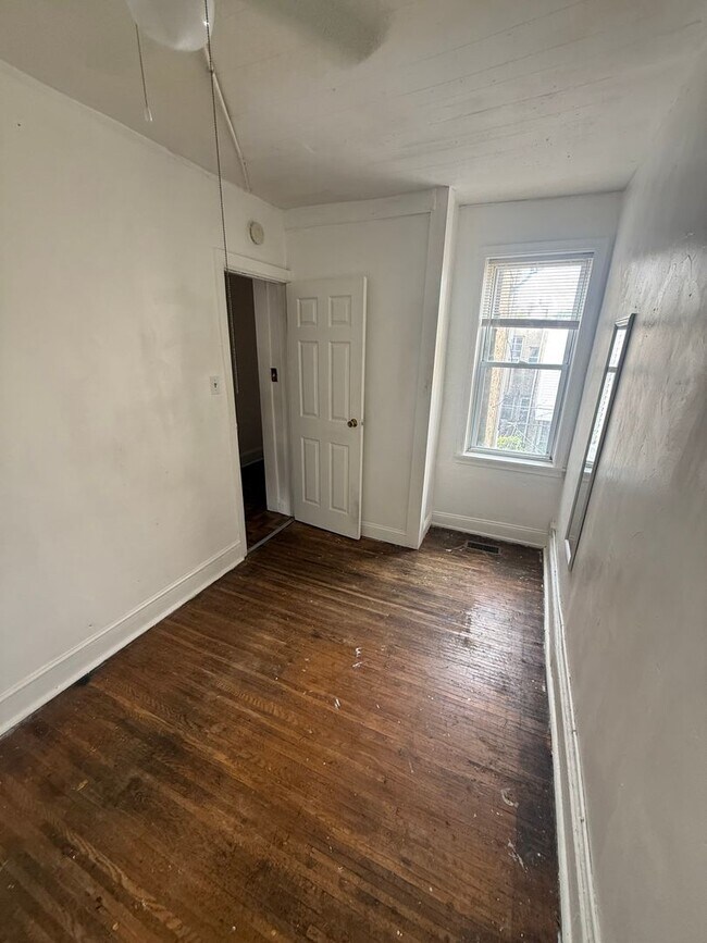 Building Photo - 824 Winton St