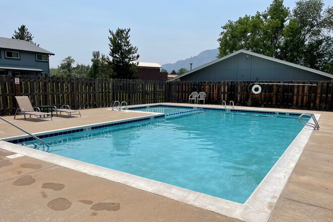 Outdoor swimming pool - 4165 Monroe Dr