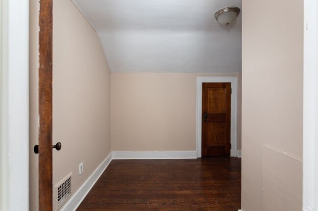 Building Photo - 3 Bedroom House on double lot