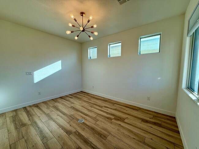Building Photo - 3/BD 2.5/BA Contemporary Comfort in a Prime Location!