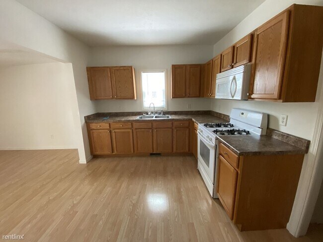 Building Photo - 2 br, 1.5 bath Duplex - 111 S Linden St Apt 2