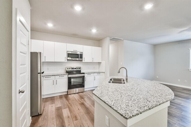 Building Photo - 9800 Grosbeak Ln