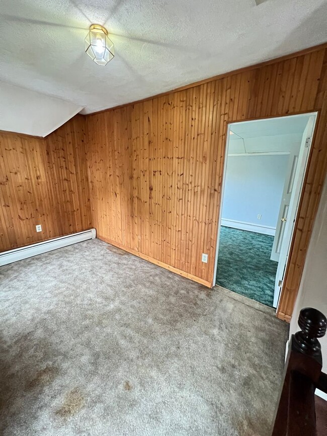 Building Photo - AVAILABLE JUNE - Large 3 Bedroom, 2 Bathro...