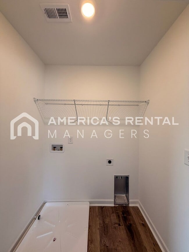 Building Photo - Spacious Two Story Home with Loft!